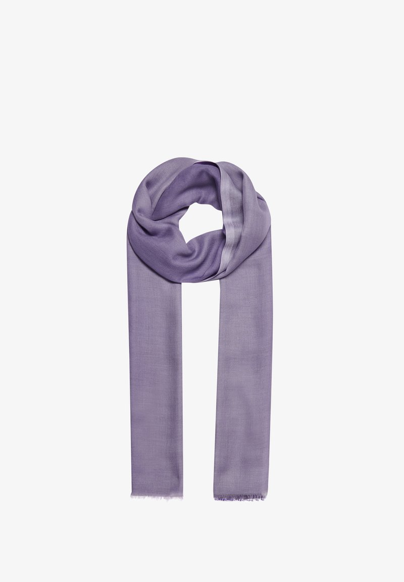 Paarse sjaal gemaakt van zacht, lichtgewicht materiaal; heeft een gladde textuur met franjes aan de randen, gedrapeerd in een lusvormige positie.