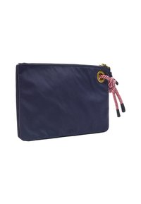 Granatowa nylonowa torba z górnym zamkiem, z złotym oczkiem i czerwono-białym sznurkiem akcentującym z czarnymi końcówkami. Gładka tekstura, prostokątny kształt.