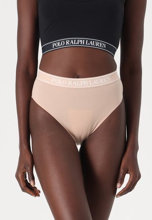 Hochtaillierte, hautfarbene Unterwäsche von Polo Ralph Lauren mit einem leichten, elastischen Bund, der mit weißen Markenbuchstaben versehen ist; gerippte Textur.