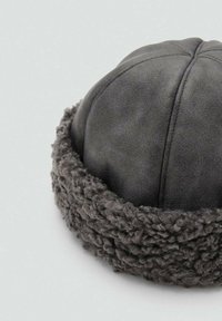 Casquette en cuir gris avec une bande en charbon duveteuse et texturée. Le design présente une forme arrondie et des coutures visibles sur le dessus.