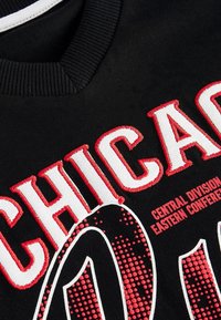 Next OVERSIZED NBA LICENSED CHICAGO BULLS - REGULAR FIT - Triko s potiskem - black red