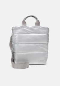 Stříbrná taška na rameno s dvěma horními uchopitelnými rukojeťmi a nastavitelným popruhem přes rameno. Vyznačuje se hladkou texturou a jemným detailem s logem.