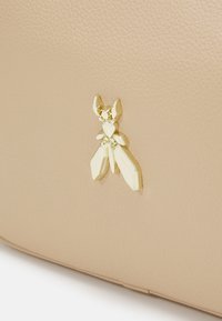 Patrizia Pepe BAG - Torba čez telo - camel/beige