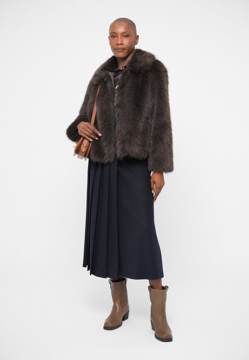 Veste Courte Weekend Max Mara En Fausse Fourrure – Taille 42, Très Bon état, Manches Courtes, Couleur Marron