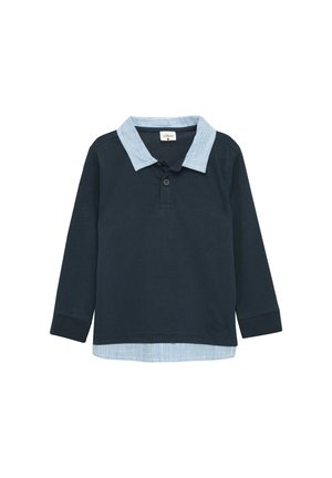 Niebieska koszulka polo z długim rękawem, z jasnoniebieskim prążkowanym kołnierzykiem, z dzieloną zapiętą na jeden guzik i haftowanym logo na zakończeniu. Wykonana z miękkiego bawełnianego materiału.