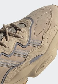 adidas Originals OZWEEGO UNISEX - Αθλητικά παπούτσια - stpanu/lbrown/solred