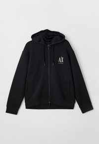 Juodas zip-up džemperis, pagamintas iš minkštos medžiagos, turi pamuštą gobtuvą, dvi priekinės kišenes ir mažą baltą logotipą ant kairiojo krūtinės.