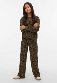 Pruunikas-must triibuline leopardimustriga koduriiete komplekt, mis sisaldab pikkade varrukatega tuba ja sobivaid laiade säärtega pükse, valmistatud pehmest ja tekstuuriga kangast.