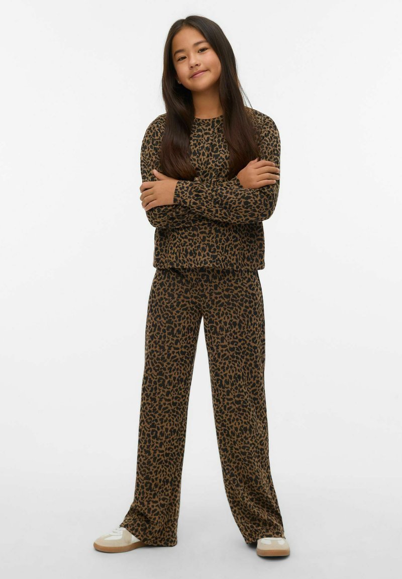 Pruunikas-must triibuline leopardimustriga koduriiete komplekt, mis sisaldab pikkade varrukatega tuba ja sobivaid laiade säärtega pükse, valmistatud pehmest ja tekstuuriga kangast.