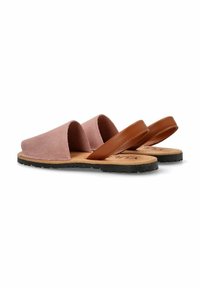 Sandalias de ante rosa sin hebilla con una correa de cuero marrón y suela de goma negra, con una plantilla texturizada y un diseño minimalista.