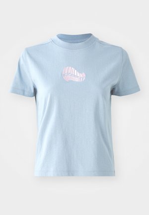 Helles blaues Baumwoll-T-Shirt mit kurzen Ärmeln und hohem Ausschnitt, das auf der Vorderseite ein kleines pinkes besticktes Muschel-Design zeigt.