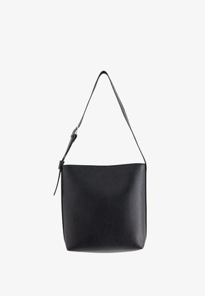 Sort læder skuldertaske med en glat tekstur, en bred, flad form og en lang justerbar rem. Har et minimalistisk design uden udsmykninger.
