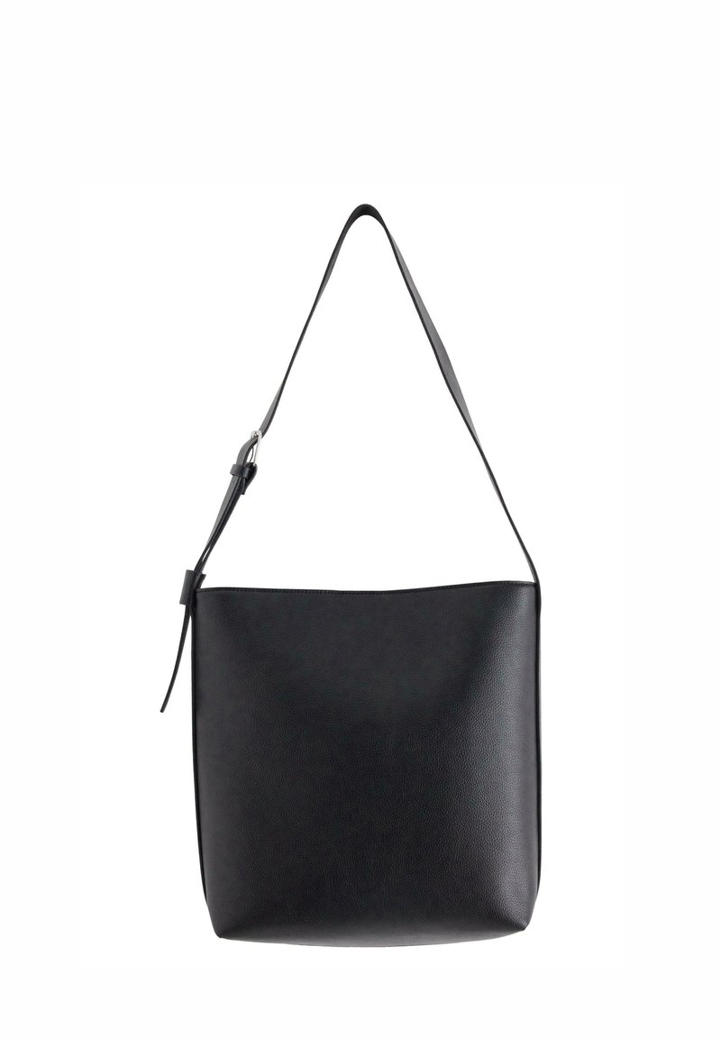Sac à épaule en cuir noir avec une texture lisse, une forme large et plate, et une longue sangle réglable. Présente un design minimaliste sans ornements.