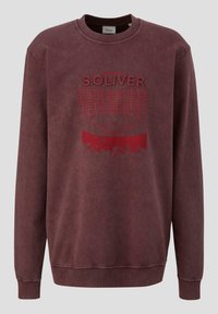 Bordo pulover s crewneck iz mehkega materiala, ki vsebuje grafični tisk z napisom "S.OLIVER" v rdeči barvi in teksturirano zasnovo. Ribljani manšeti in rob.