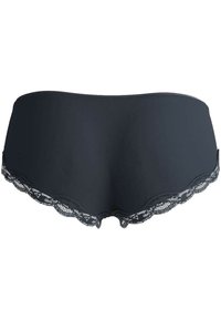 Shorty noirs en tissu doux avec une bordure en dentelle festonnée le long du bord inférieur, présentant une coupe ajustée et une texture lisse.