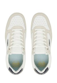 Sneakers bianche con dettagli in camoscio grigio chiaro, punta traforata, lacci piatti e fodera interna blu testurizzata. Presentano un logo su soletta interna.