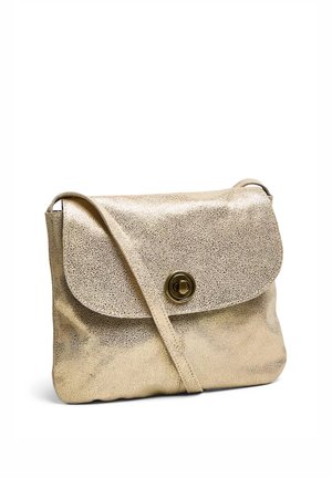 Petit sac bandoulière métallique doré avec surface texturée, fermeture à rabat et fermoir circulaire à verrouillage à l'avant.