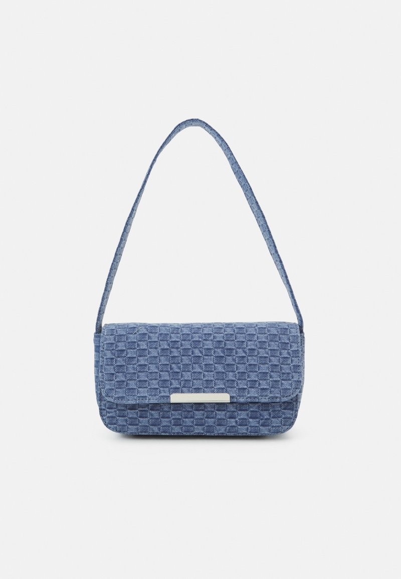 Petit sac à épaule rectangulaire bleu en tissu à damier texturé avec une fermeture rectangulaire argentée sur le rabat avant.