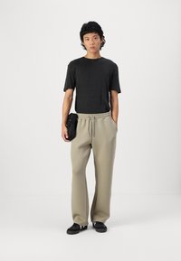 Jack & Jones JPSTBILL JJKINETIC - Pantaloni de trening - silver sage