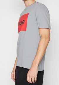 HUGO Triko s potiskem - grey