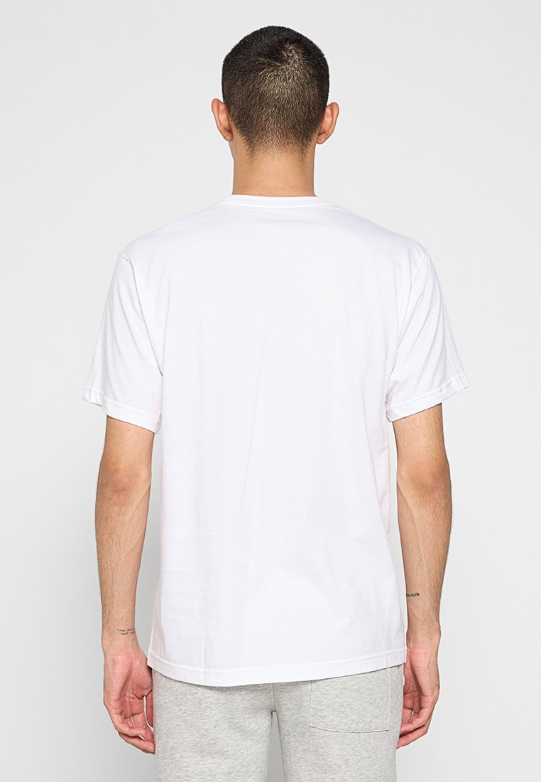 Biała bawełniana koszulka z okrągłym dekoltem i krótkimi rękawami, charakteryzująca się luźnym fasonem oraz gładką, płaską fakturą.