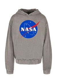 Felpa grigia con cappuccio regolabile. Sul davanti presenta un logo NASA circolare blu con testo bianco e accenti rossi. Tessuto morbido e strutturato.