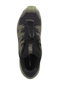 Scarpa sportiva nera e verde oliva con tomaia sintetica testurizzata, punta rinforzata, sistema di lacci elasticizzati e suola ammortizzata.