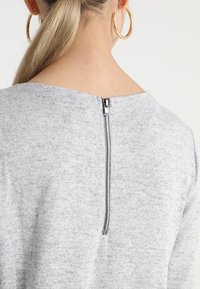 Vero Moda Stickad klänning - mottled light grey