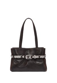 Ciemnobrązowa torba typu tote z gładką fakturą, ozdobiona szerokim paskiem z srebrnymi ćwiekami i polerowaną metalową klamrą.