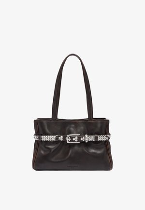 Dunkelbraune Leder-Umhängetasche mit glatter Textur, versehen mit einem breiten Gürtelakzent mit silbernen Nieten und einer polierten Metallschnalle.