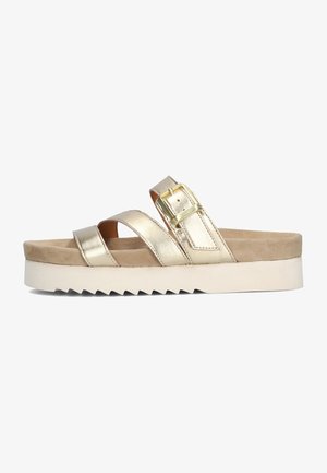 Gouden metallic slide sandalen met kruislings gespen en een mooie partition, met een beige gevoerde binnenzool en een witte, zaagtandpatroon zool.
