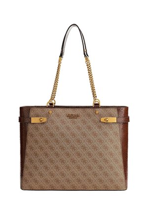 Brun Guess tote-taske med guldkædehåndtag, logomønster og guldfarvede spændedetaljer på siderne.