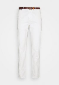 Chino bianchi in cotone, con una cintura marrone con fibbia dorata e un accento arancione, vestibilità slim, gambe dritte e senza motivi visibili.