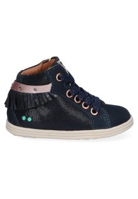 Granatowe sneakersy typu high-top z siateczki i zamszu, ze srebrnymi akcentami, frędzlowymi detalami oraz kontrastującą białą podeszwą. Posiada okrągłe sznurowadła.