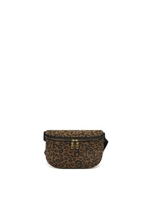 Riñonera de tela con estampado de leopardo con cremallera negra y tiradores de cremallera dorados, y correa negra ajustable sobre fondo blanco liso.