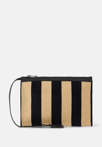Clutch a righe beige e nere con zip e tracolla in pelle, caratterizzato da una texture morbida e forma rettangolare. Logo stampato sul davanti.