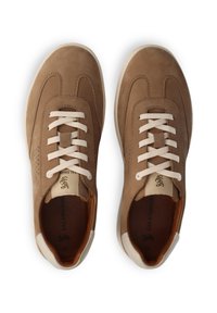 Brązowe zamszowe trampki z białymi sznurowadłami, okrągłymi czubkami i kontrastującymi jasnobrązowymi akcentami. Posiadają perforowane detale po bokach oraz wyściełane wnętrze.