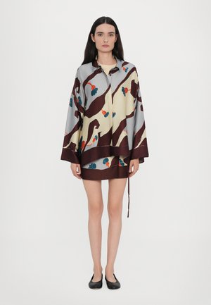 Silk bluse og nederdel sæt med et farverigt abstrakt mønster i grå, creme og burgunder med blomsterdetaljer og afslappet pasform.