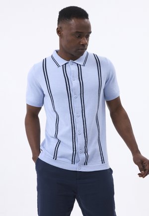 Polo de punto azul claro con rayas verticales negras, frente con botones, mangas cortas y detalles de ribete en el cuello y el dobladillo.
