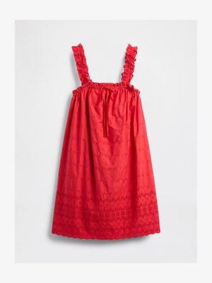 Rød ermeløs kjole med broderte blomsterdesign, volangstropper, en knyting i halsen og scallop-kantdetaljer.