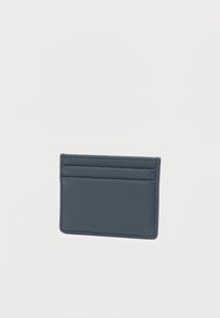 Nahkainen korttikotelo tummansinisenä, suorakaiteen muotoinen, neljällä korttipaikalla. Pintakerros on teksturoitu, ommel yksityiskohtineen näkyvissä.