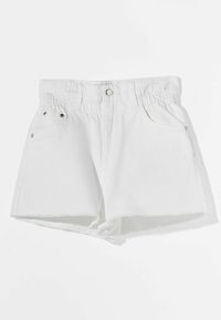 Vita denimshorts med hög midja, fransad fåll, två framfickor och silverfärgade detaljer. Mjuk textur, ren design.