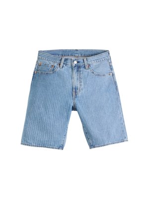 Vaaleansiniset farkkushortsit, joissa on viisi taskua, vyölenkit ja nappikiinnitys, aseteltuna tasaisesti valkoiselle taustalle.