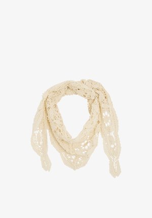Écharpe en dentelle crochet crème avec motifs floraux et bords festonnés, pliée lâchement en forme triangulaire.