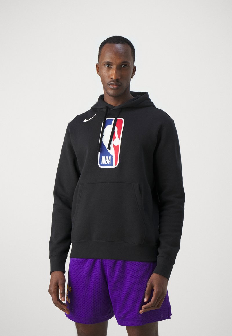 Hanorac negru cu buzunar în față, având un logo mare al NBA-ului în roșu, alb și albastru. Textură netedă, cu glugă ajustabilă și mâneci lungi.