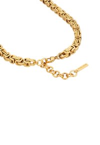 Collana in oro con maglie rettangolari e ovali alternate, dotata di una chiusura a incastro e di un piccolo pendant inciso per l'identificazione del marchio.