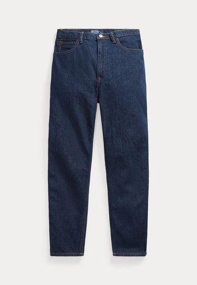 Σκούρο μπλε τζιν denim με πέντε τσέπες, κλείσιμο με κουμπί και ίσια γραμμή ποδιού, τοποθετημένα επίπεδα σε λευκό φόντο.