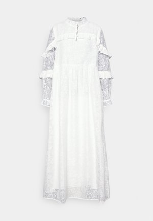 Lange witte kanten jurk met hoge kraag, ruches over de borst en mouwen, doorschijnende lange mouwen en knoopsluiting bij de halslijn.