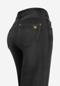Jeans in denim nero con vita alta. Presentano dettagli dorati sulle tasche posteriori e una texture liscia con leggero stretch.