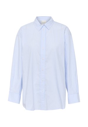 Jasnoniebieska koszula zapinana na guziki w paski, z kołnierzykiem, długimi rękawami i luźnym krojem. Wykonana z lekkiego materiału z pionowymi paskami.
